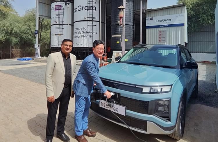 From LtoR: Puneet Anand, AVP & Vertical Head - Corporate Affairs, Corporate Communication & Social; and Jeongick Lee, ED, Corporate Affairs, Hyundai Motor India, at EcoGram on the World Earth Day.