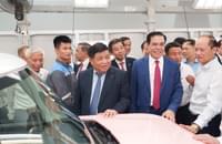 Vietnam's Deputy Prime Minister Nguyen Chi Dung at the production line at VinFast Ha Tinh Electric Car Factory.