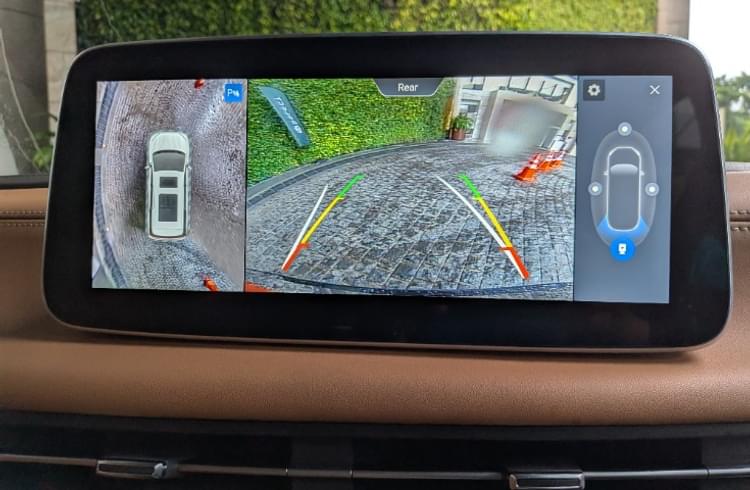 A 360-degree surround view monitor aids visibility and maneuvering the 5.2-metre-long M9 in parking spaces.